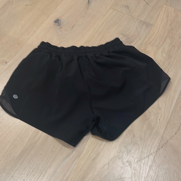 Lululemon barely worn size 4 hotty hot short black 4” - Picture 2 of 2